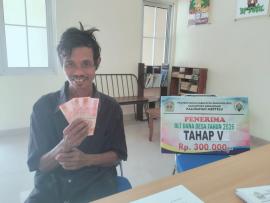 Pemkal Mertelu Salurkan BLT Dana Desa Tahap V kepada 10 KPM